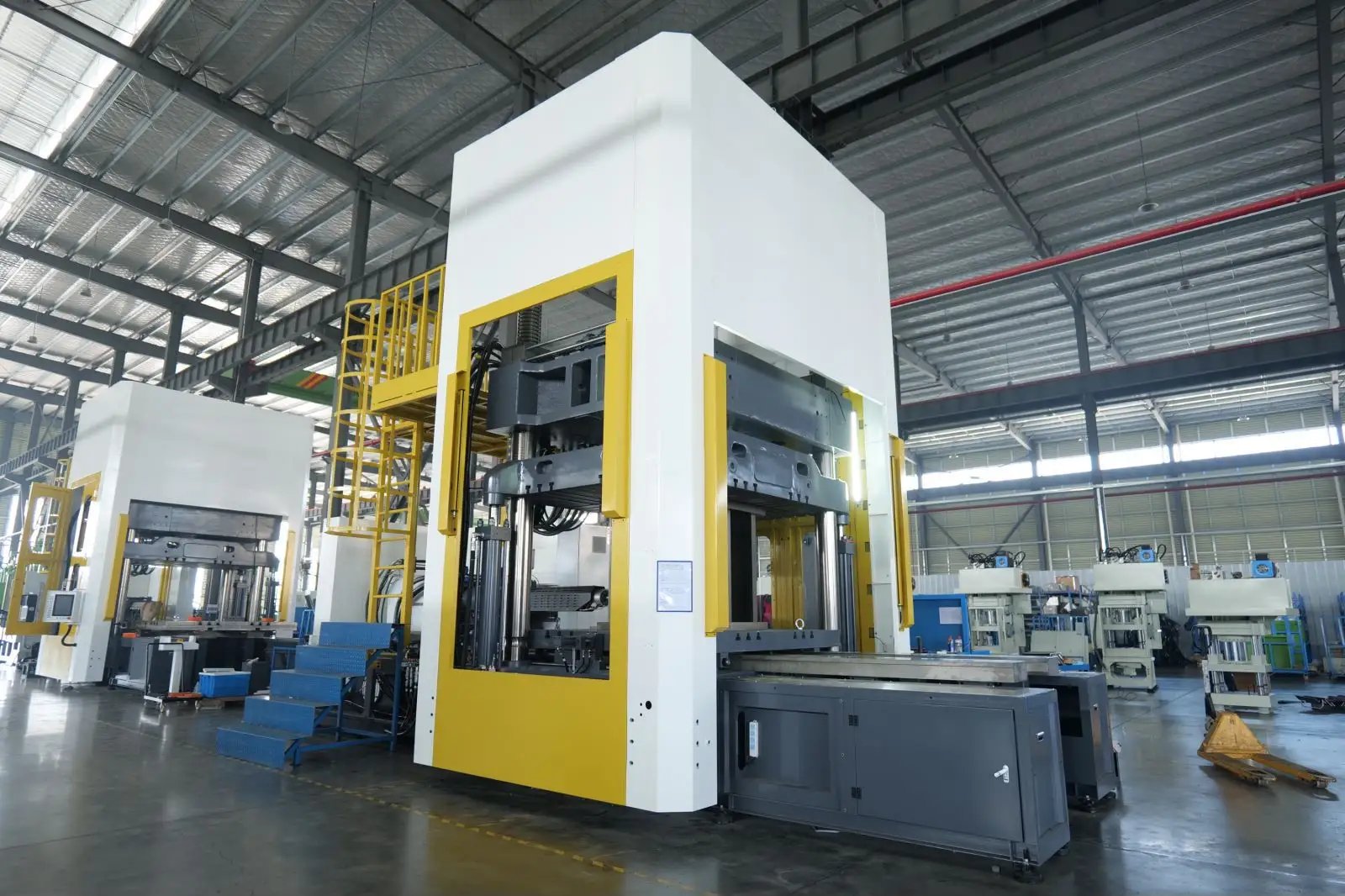 Otomotiv Plastik Parçaları İçin Dikey Enjeksiyon Makinesi